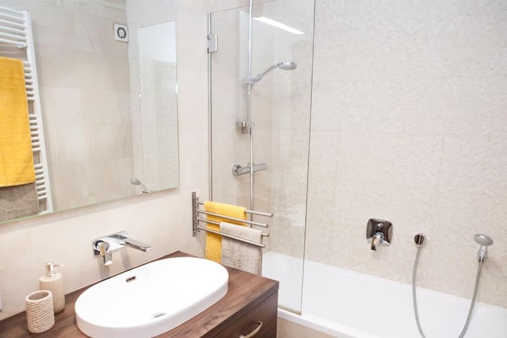 Liszt Apartman Gyor Bagian luar foto