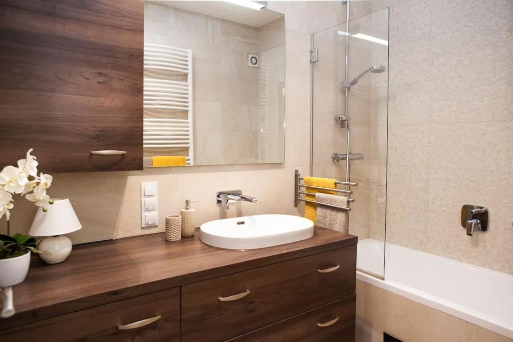 Liszt Apartman Gyor Bagian luar foto